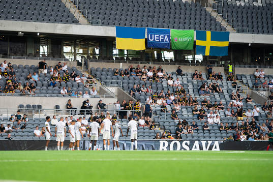 Players of AIK war up