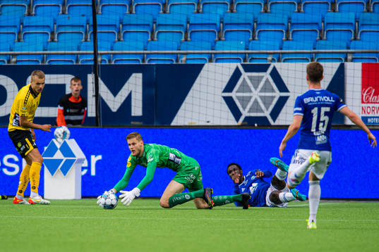 Goalkeeper Tim Rönning of Elfsborg and Datro David Fofana