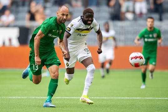 Sergiy Yavorskyy of Vorskla Poltava and Benjamin Mbunga