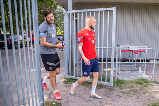 Assisterande tränare Max Lindén och Alexander Faltsetas
