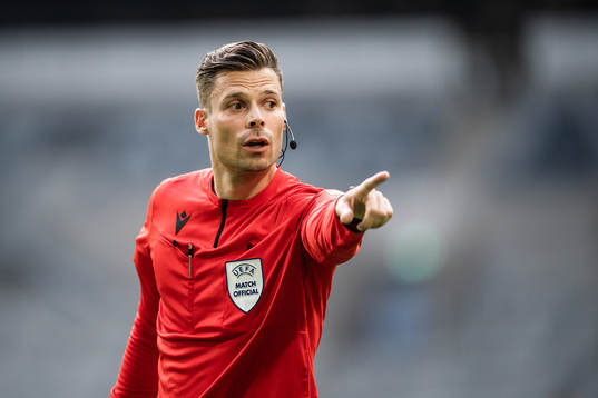 referee Urs Schnyder