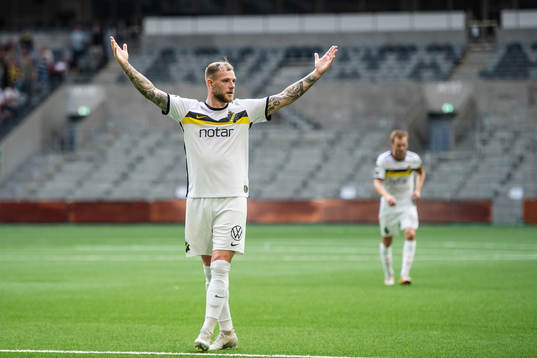 John Guidetti of AIK reacts