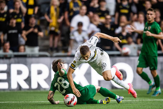 David Puclin of Vorskla Poltava and Mikael Lustig of AIK