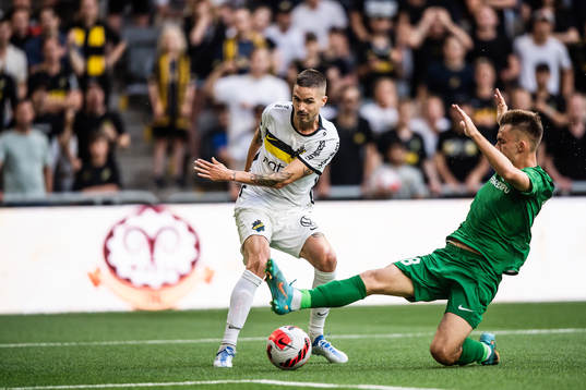 Mikael Lustig of AIK and Artem Cheliadin of Vorskla Poltava