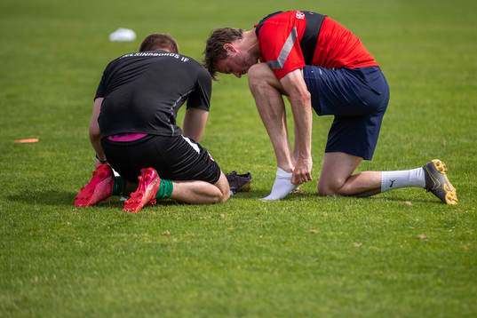 Fysioterapeut Marcus Linnér och Rasmus Jönsson