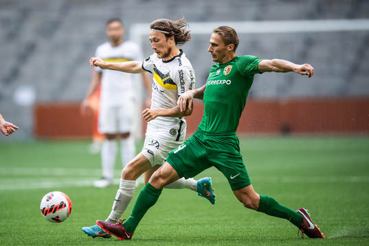 Axel Björnström of AIK and Igor Perduta of Vorskla Poltava
