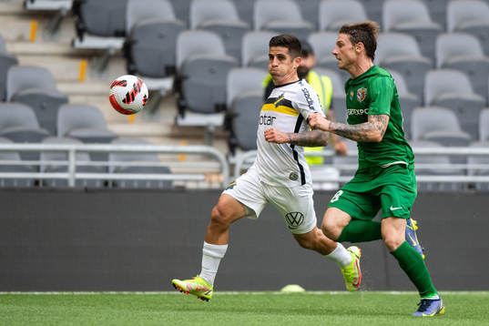 Nicolas Stefanelli of AIK and David Puclin of Vorskla