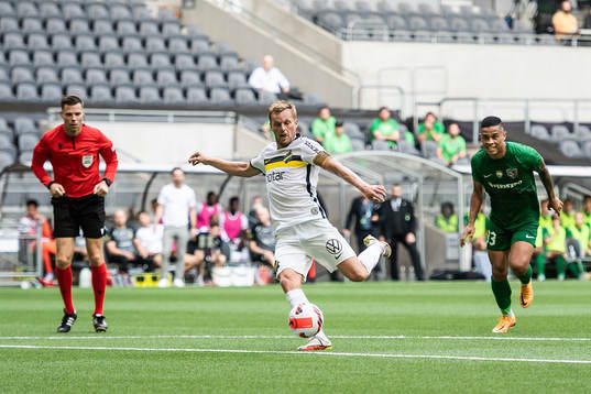 Sebastian Larsson of AIK scores 2-2