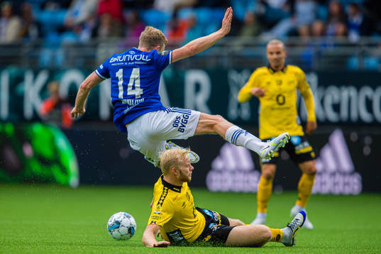 Erling Knudtzon of Molde and Sveinn Gudjohnsen of Elfsborg