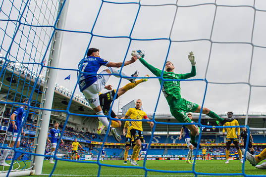 Rafik Zekhnini of Molde and Goalkeeper Tim Rönning of
