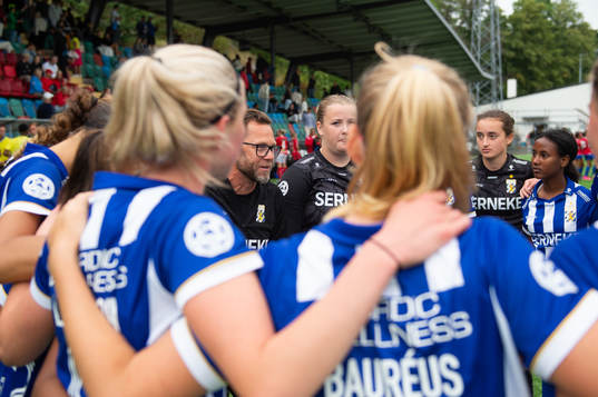 IFK Göteborgs tränare Peter Svanström instruerar sina