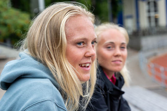 Molly Johansson som spelar fotboll i BK Häcken och systern