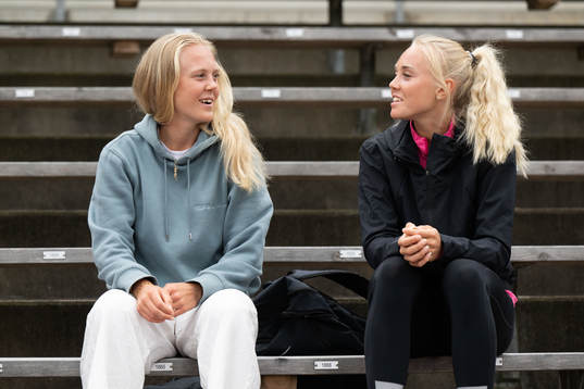 Molly Johansson som spelar fotboll i BK Häcken och systern