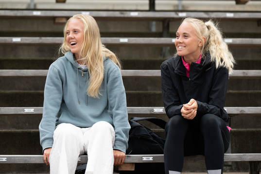 Molly Johansson som spelar fotboll i BK Häcken och systern