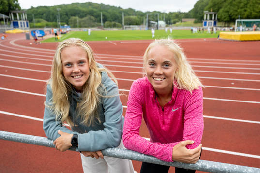 Molly Johansson som spelar fotboll i BK Häcken och systern