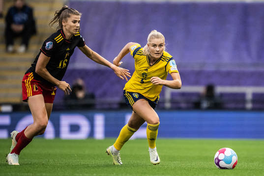 Marie Minnaert of Belgium and Amanda Nilden of Sweden