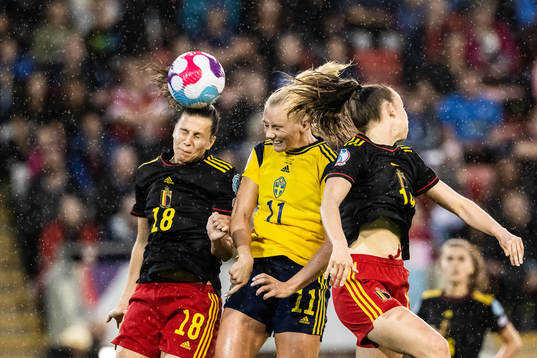 Laura De Neve of Belgium and Stina Blackstenius of Sweden