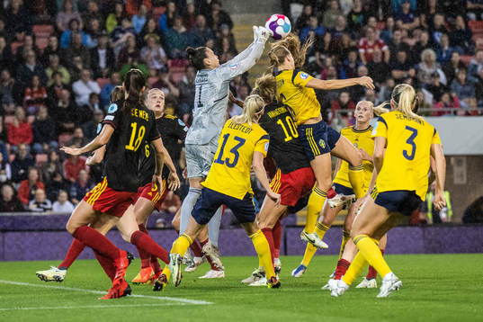 goalkeeper Nicky Evrard of Belgium and Magdalena Eriksson