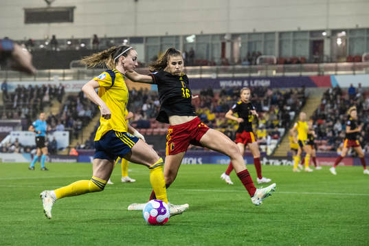 Kosovare Asllani of Sweden and Marie Minnaert of Belgium