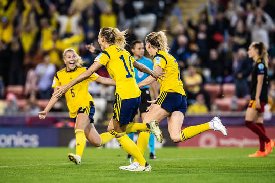 Players of Sweden celebrates