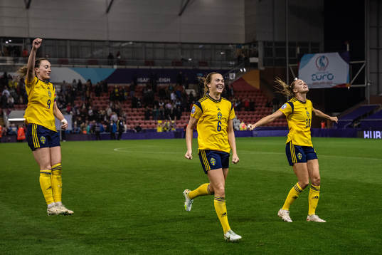 Kosovare Asllani, Magdalena Eriksson and Fridolina Rolfö