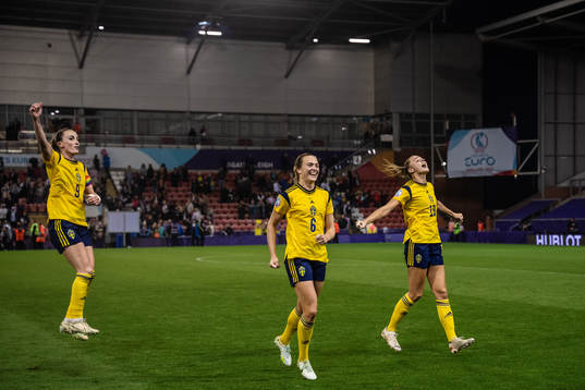 Kosovare Asllani, Magdalena Eriksson and Fridolina Rolfö