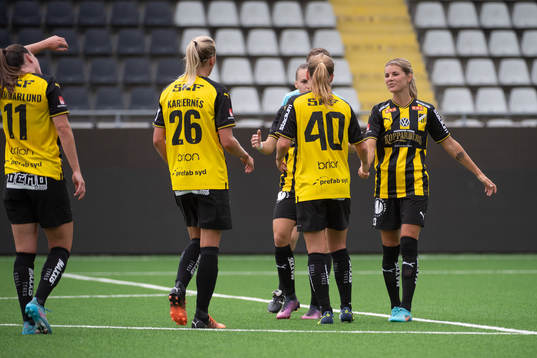 Häckens spelare jublar med Anna Anvegård