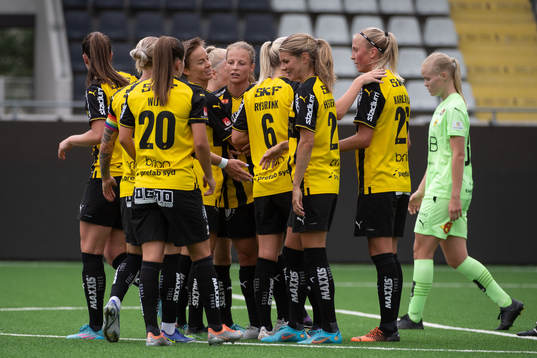Häckens spelare jublar med Anna Anvegård