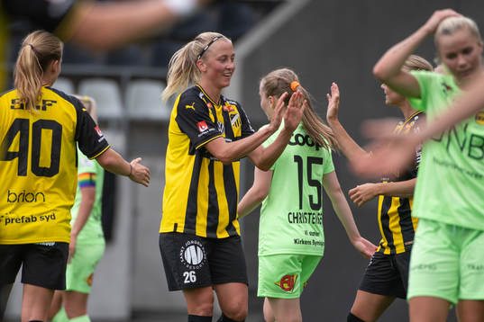 Häckens Julia Karlernäs jublar