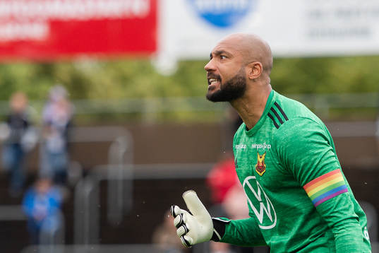 Östersunds målvakt Aly Keita reagerar