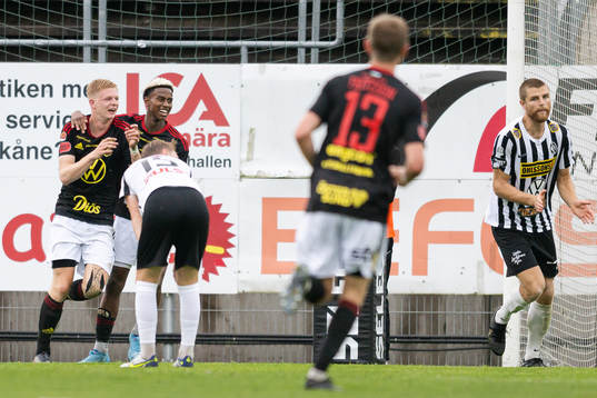 Östersunds Malcolm Stolt jublar