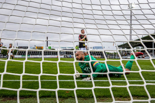 Östersunds målvakt Aly Keita och Kevin Jablinski deppar