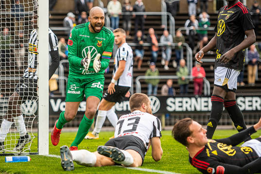 Östersunds målvakt Aly Keita jublar