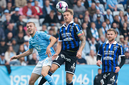 Malmö FFs Patriot Sejdiu i en kamp mot Sirius Marcus