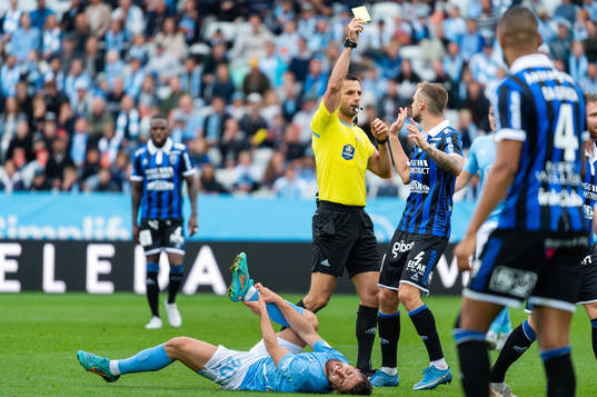 Sirius Dennis Widgren, ej i bild, får rött kort av domare
