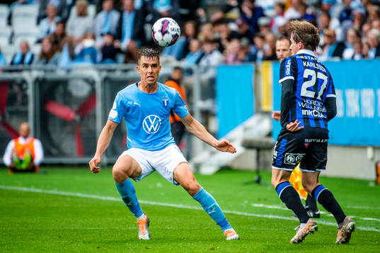 Malmö FFs Jonas Knudsen mot Sirius Johan Karlsson