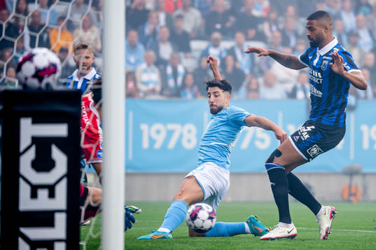 Malmö FFs Moustafa Zeidan mot Sirius målvakt David Mitov