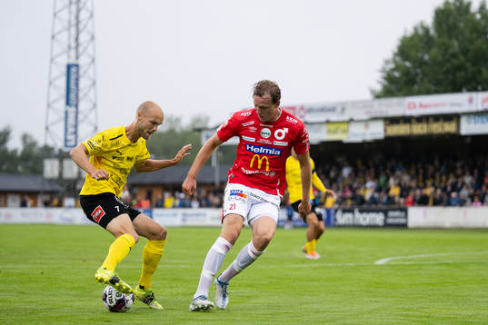 Mjällbys Viktor Gustafson och Degerfors Adam Carlen