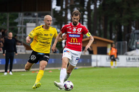 Mjällbys Viktor Gustafson och Degerfors Sebastian Ohlsson