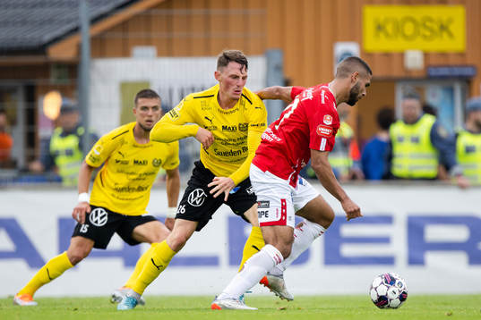 Mjällbys Noah Persson och Degerfors Omar Faraj