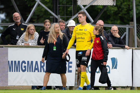 Mjällbys Jacob Bergström lämnar planen