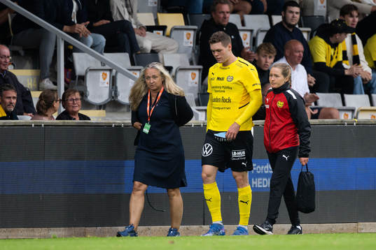 Mjällbys Jacob Bergström lämnar planen