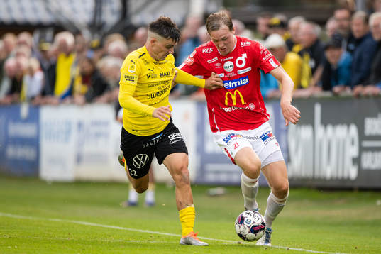 Mjällbys Jesper Gustavsson och Degerfors Adam Carlen