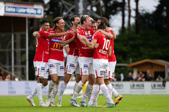 Degerfors spelare jublar med Dijan Vukojevic