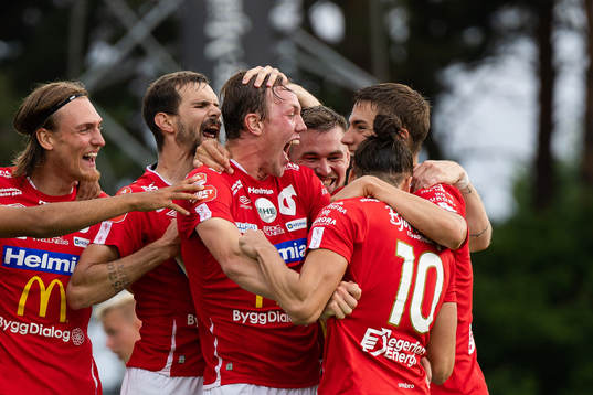Degerfors spelare jublar med Dijan Vukojevic