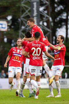 Degerfors spelare jublar med Dijan Vukojevic