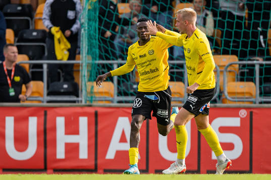 Mjällbys Silas Nwankwo och Herman Johansson jublar