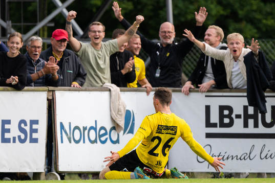 Mjällbys Noah Persson jublar