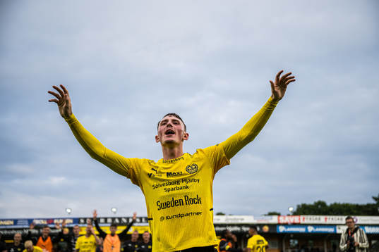 Mjällbys Noah Persson  jublar