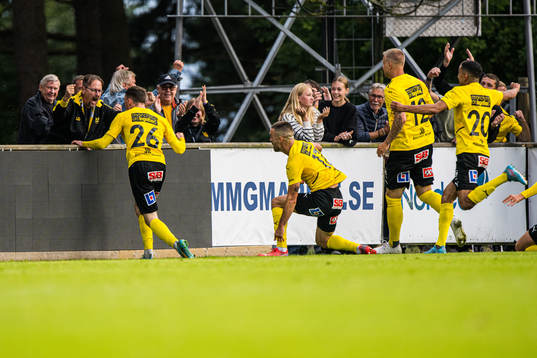 Mjällbys Noah Persson jublar